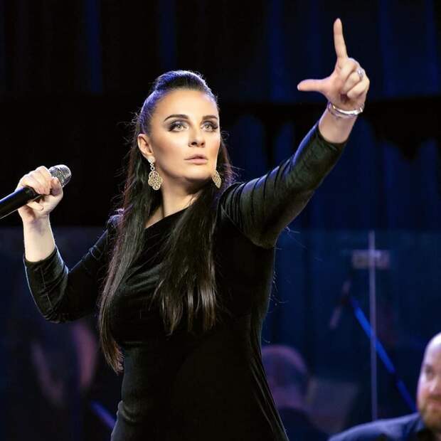 Стало известно, что Елене Ваенге понадобилась помощь врачей прямо на публике