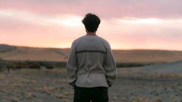 Мужчина купил очки с искусственным интеллектом и отправился искать пришельцев в пустыне