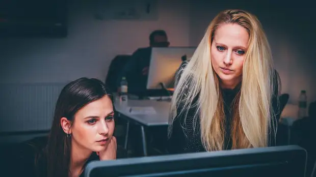 Эксперт назвал четыре самых частых ошибки в общении с коллегами на новой работе