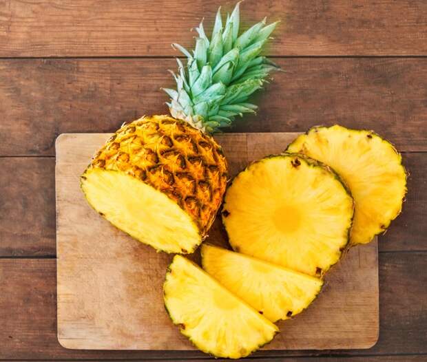 fresh-pineapple-sliced-on-chopping-board