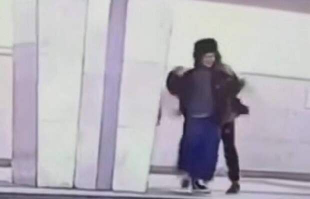 Двое мужчин избили пассажира на станции «Китай-город» и украли у него шапку