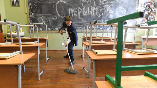 Советский стандарт: в школы России предложили вернуть общественно полезный труд