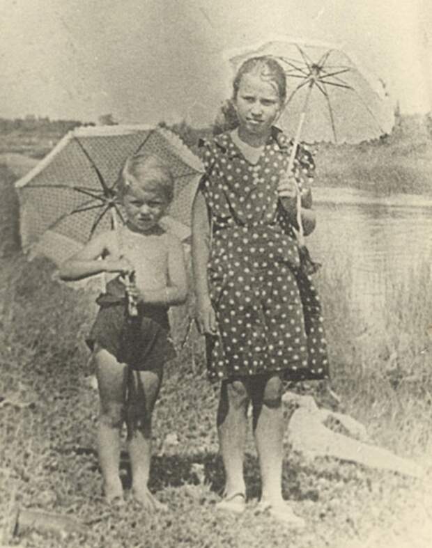 Таня Савичева справа 1941 год.jpg