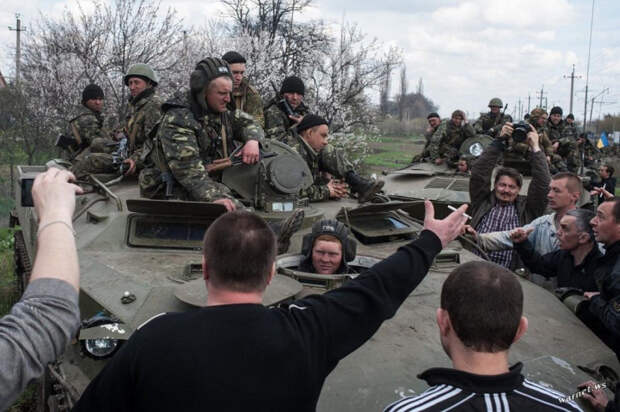 Заглавное фото. Люди заблокировали колонну украинской армии на пути к городу Краматорск 16 апреля 2014