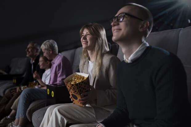 Кликбейтные хорроры и возвращение Чебурашки: что посмотреть в кинотеатрах на новогодних каникулах