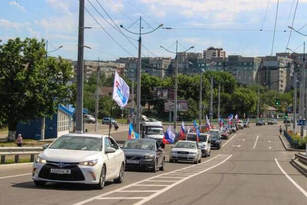 Яркие кадры: столица ЛНР празднует День России (ФОТО) | Русская весна