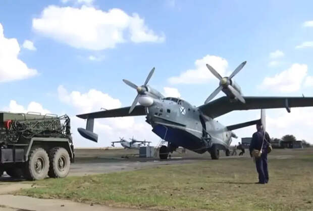 Самолёт-амфибия Бе-12 ВМФ России провел учебное бомбометание по целям в Черном море
