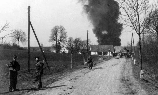Гренадеры дивизии «Герман Геринг» после боя за деревню в окрестностях Баутцена. Архивное фото
