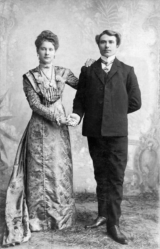 На фотографии не герои этой статьи, а Дмитрий и Мария Шаршуковы из села Ижевское, само фото из музея "Дом Филатовых". Но Марья Ивановна и ее жених жили менее чем в 50 километрах от этих молодых людей и наряжались примерно также На фотографии не герои этой статьи, а Дмитрий и Мария Шаршуковы из села Ижевское, само фото из музея "Дом Филатовых". Но Марья Ивановна и ее жених жили менее чем в 50 километрах от этих молодых людей и наряжались примерно также