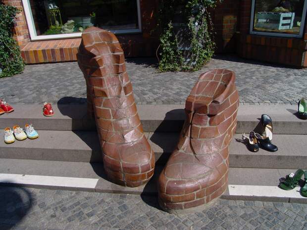 Памятник ботинкам в Ростоке. Германия.  