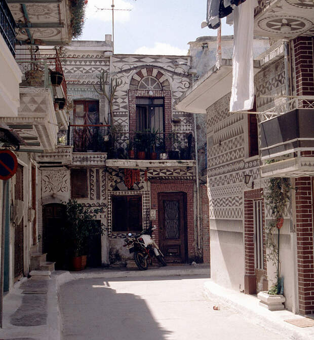 https://upload.wikimedia.org/wikipedia/commons/thumb/9/9d/Pyrgi_Chios_1998-1.jpg/830px-Pyrgi_Chios_1998-1.jpg