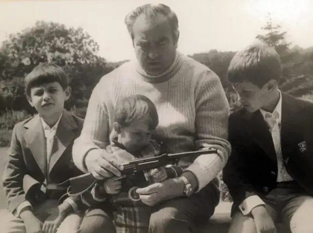 На фото Куликов в 1980-е годы в Германии, на отдыхе с внуками Сергеем, Николаем и Алексеем (слева направо). Разбираются с игрушками: «боевая подготовка» в редкие минуты отдыха. На фото Куликов в 1980-е годы в Германии, на отдыхе с внуками Сергеем, Николаем и Алексеем (слева направо). Разбираются с игрушками: «боевая подготовка» в редкие минуты отдыха.