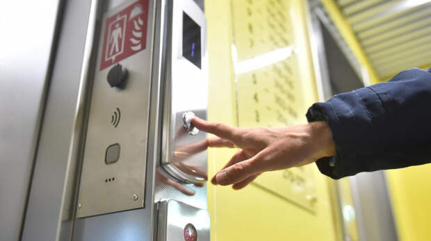 Ъ: в 2026 году в России вдвое упали закупки новых лифтов на замену старым