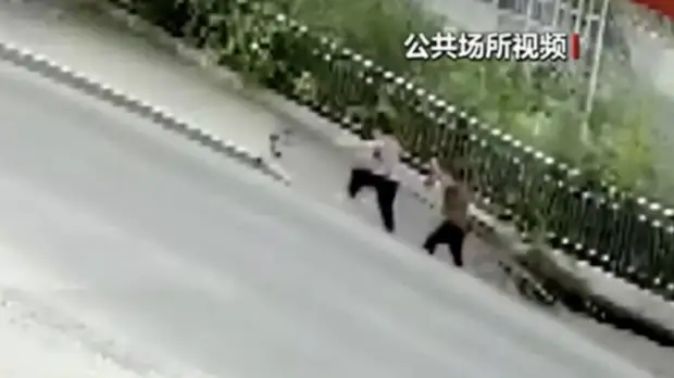 Фото: В Китае две женщины провалились в карстовую воронку (ВИДЕО) В Китае две женщины провалились в карстовую воронку (ВИДЕО)