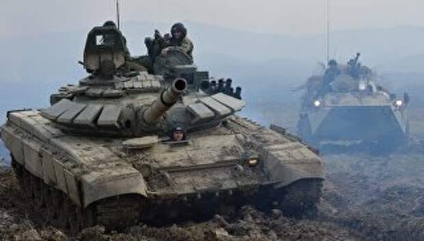 Танк Т-72Б3 (слева) и БТР-82А на батальонных тактических учениях с боевой стрельбой отдельной мотострелковой бригады Южного военного округа