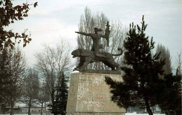 Монумент Победы в одном из парков в Гори.