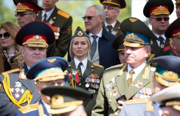 Девушка в медалях на параде Победы в Беларуси. Рассказываем, кто она такая