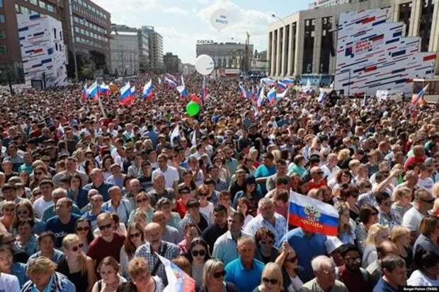 На митинг-концерт в центр Москвы вышли более 100 тыс. человек
