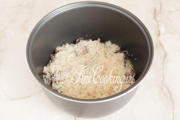 Шаг 7. Следом насыпаем промытый рис