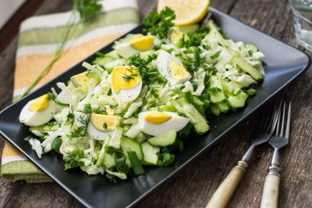 Салат с отварным яйцом капустой и зеленью пошаговый рецепт с фото