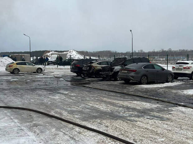 Названа причина пожара в Новой Москве, при котором сгорели восемь машин