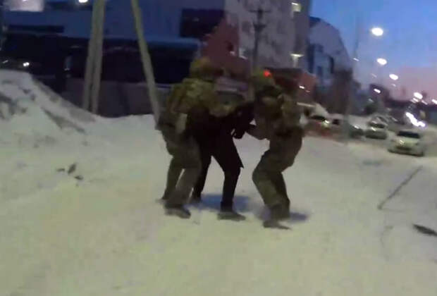 Задержание готовившего теракт на железной дороге россиянина попало на видео