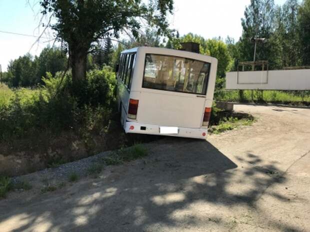 На Урале автобус вылетел на остановку: шесть человек погибли, 15 ранены