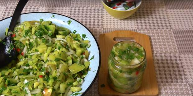 Салат из зелёных помидоров на зиму с перцем, луком и зеленью
