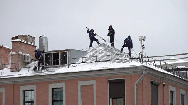 Мертвые души в оранжевых жилетах: как наживаются на мигрантах в ЖКХ