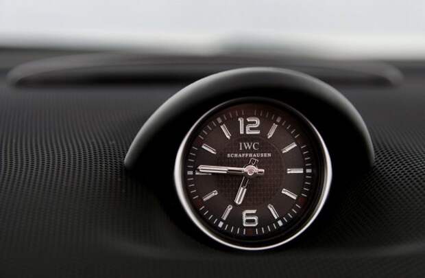 Вот еще один пример довольно любопытного сотрудничества, зародившегося в первые годы нового века.  В 2004 году одна из старейших часовых компаний страны банков и шоколада - IWC Schaffhausen - подписала соглашение с Mercedes-AMG.  С тех пор, возможно, были изготовлены тысячи часов, посвященных той или иной высокодинамичной модели немцев.  А осенью 2005 года, когда купе CLS 55 AMG было выпущено серией из 55 экземпляров, начало часов, встроенных в приборную панель автомобилей, положила модель IWC Ingenieur Edition.  Уже сегодня изысканные часы швейцарских специалистов можно заказать в различных моделях Mercedes-AMG.