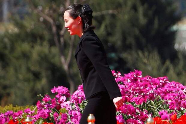 Младшая сестра, правая рука Ким Чен Ына и самая влиятельная женщина Северной Кореи: кто такая Ким Е Чжон