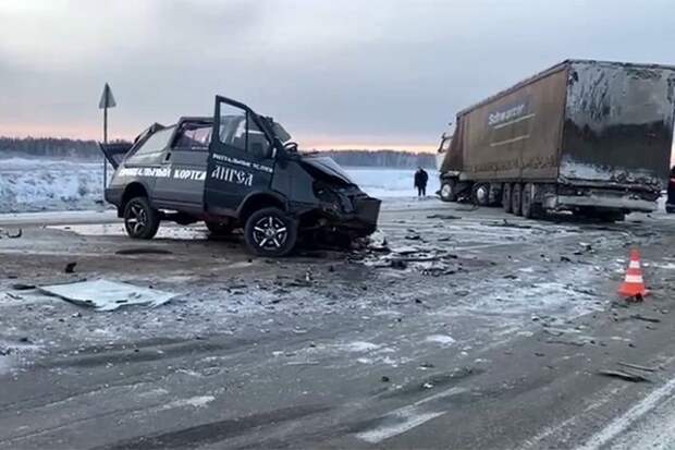 Катафалк столкнулся с фурой в Иркутской области. Три человека погибли
