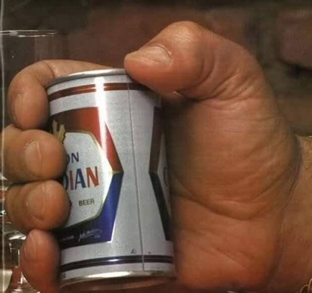 16. Андре Гигант держит банку пива мир, фотография