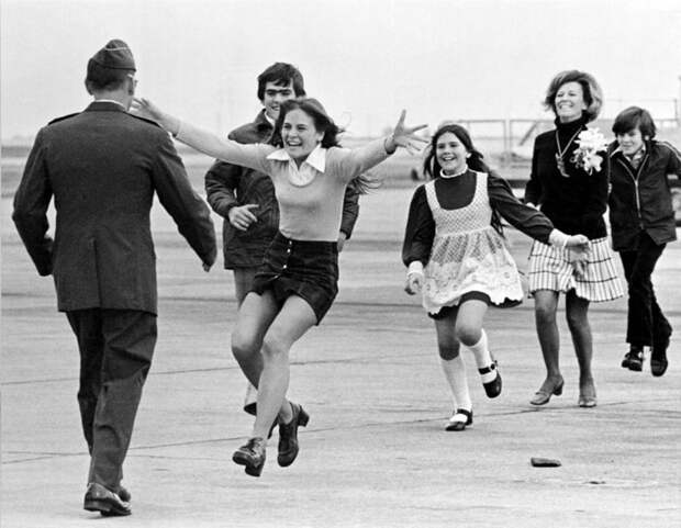 Американский солдат встречает свою семью после освобождения из вьетнамского плена подборка фото, хорошие фото, эмоции