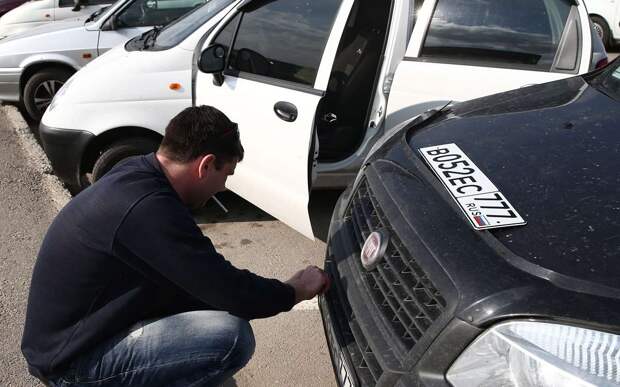 Номера без флагов запретили, но машин с ними меньше не стало — в чем причина?