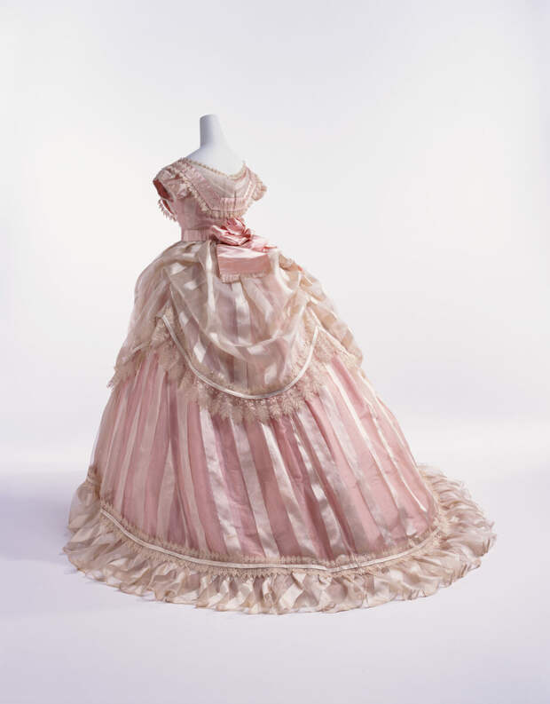 Вечернее или бальное платье, 1866 год.