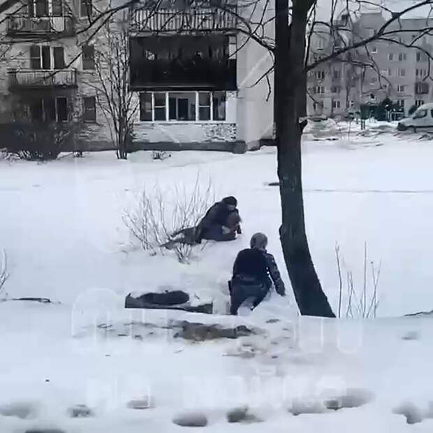 Мужчина в бреду попытался прорваться в детский сад в Петербурге и попал на видео