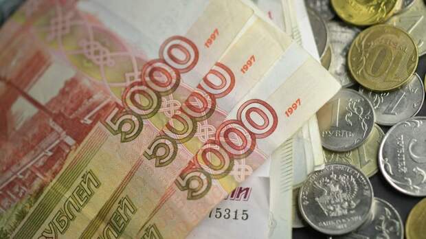 Рубль укрепляется к доллару и евро на фоне роста нефти и на налогах