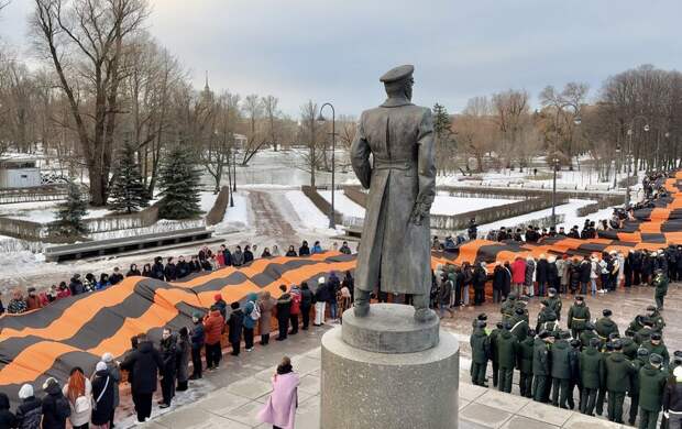 Активисты "Волонтерской роты" пронесли 300-метровую Георгиевскую ленту в Петербурге