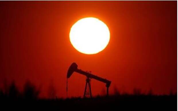 The sun sets behind an oil pump outside Saint-Fiacre, near Paris, France September 17, 2019. REUTERS/Christian Hartmann