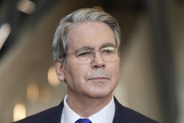 Бессент: США могут смягчить санкции в отношении российской нефти