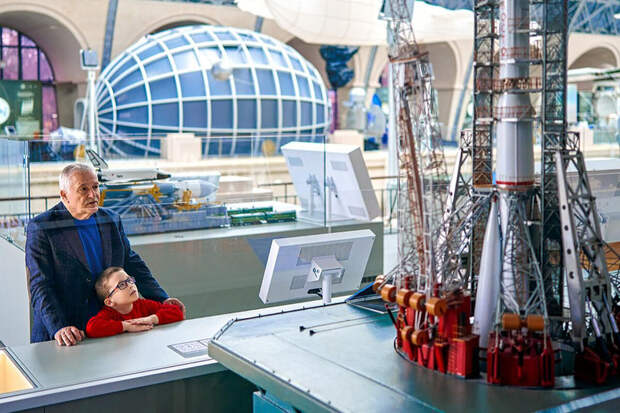 В Неделю космоса "Мосфото" показало кадры прогулки Федора Юрчихина с сыном