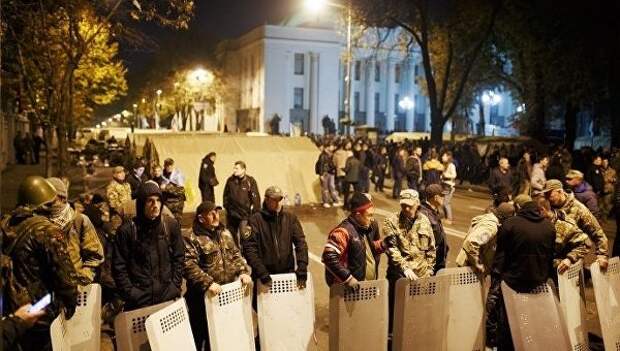 Палаточный город и баррикада под Верховной Радой в Киеве