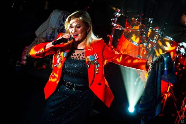 Виктория Цыганова сняла клип на льду Байкала вслед за Дроновым