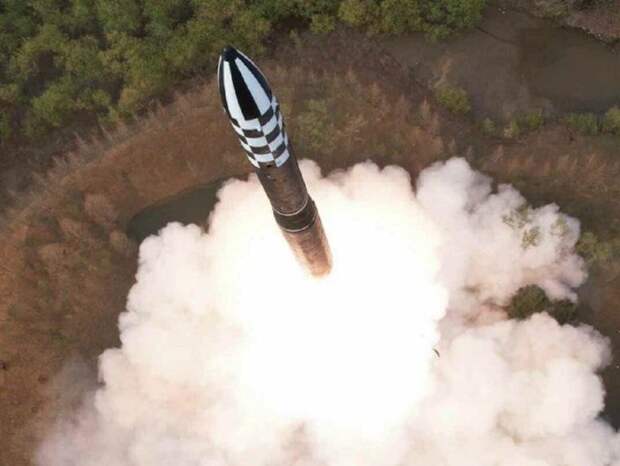 КНДР на видео показала запуск баллистической ракеты «Хвасон-18» (ФОТО, ВИДЕО)