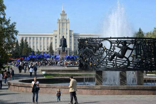 Дом советов под шпилем / Изображение сгенерировано с помощью нейросети Dall-E / amic.ru