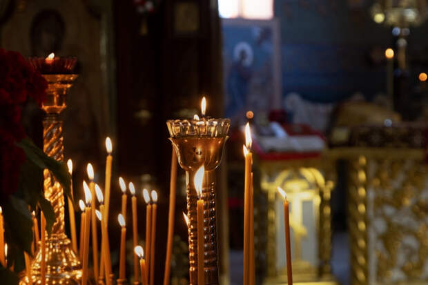 Священный огонь из Вифлеема прибыл в омские храмы