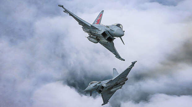 Пара истребителей Eurofighter Typhoon Королевских ВВС Великобритании Пара истребителей Eurofighter Typhoon Королевских ВВС Великобритании - РИА Новости, 1920, 22.01.2022
