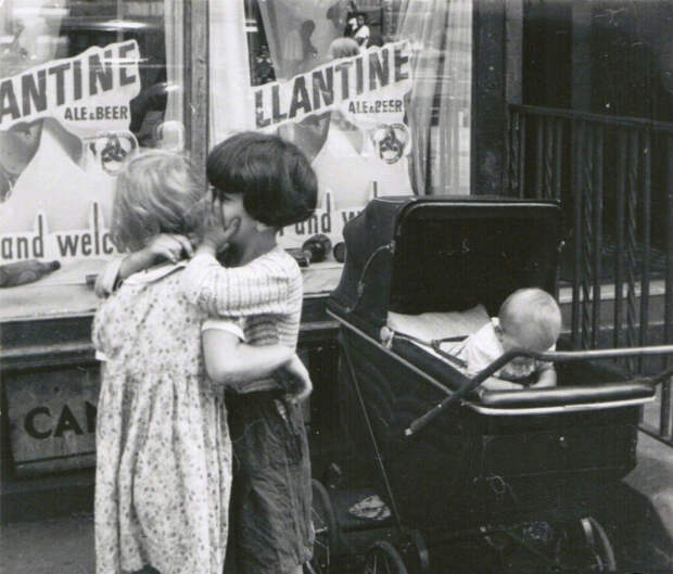 Уличная жизнь Нью-Йорка с 1930-х до 80-х годов в фотографиях Элен Левитт 43