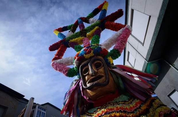 Испанский карнавал с пугающими масками и барабанщиками, стирающими руки в кровь